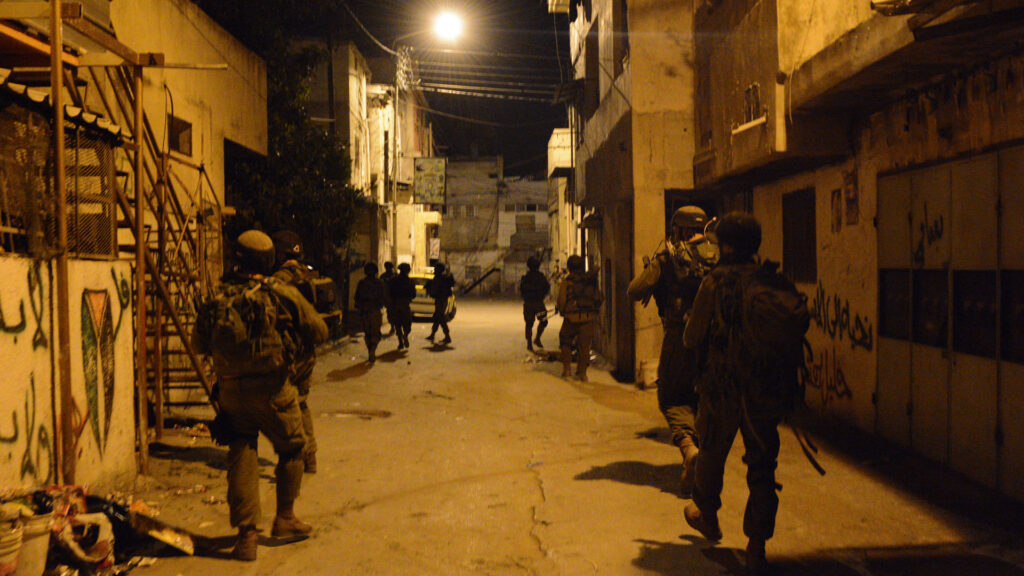 Häufiger Anblick bei Nacht: Soldaten in Hebron (Archivbild)