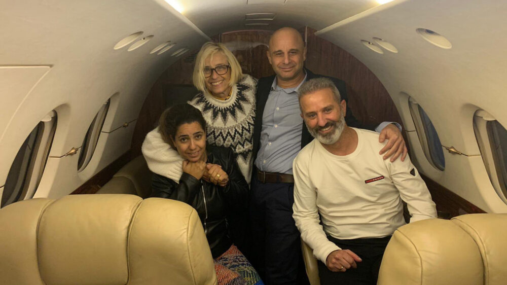 Freude auf dem Flug: Das israelische Ehepaar Nordin (sitzend) in einer Maschine des Außenministeriums auf dem Weg nach Israel