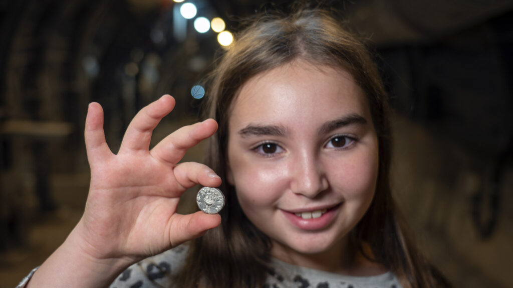 Stolz auf die Entdeckung: Die elfjährige Liel Krutokop mit ihrem Münzfund