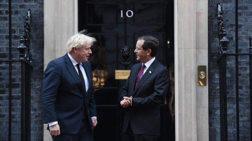 Boris Johnson (links) und Jitzchak Herzog tauschten sich über die internationalen Atomverhandlungen mit dem Iran aus