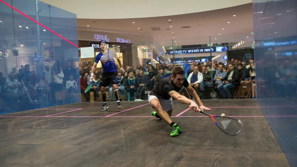 Beim Squash geht es darum, den Ball so zu schlagen, dass der Gegner ihn nicht mehr erreichen kann, bevor er zum zweiten Mal den Boden berührt