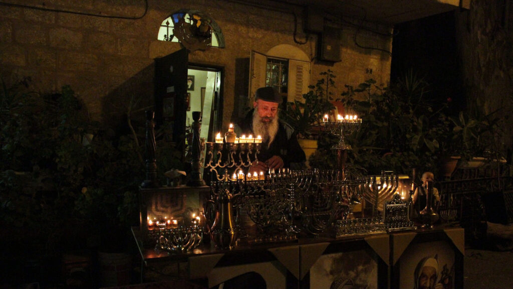 Nicht alle Juden sind sich einig, ob das Chanukka-Wunder auf göttliches oder menschliches Handeln zurückzuführen ist. Alle aber entzünden die Kerzen in Erinnerung an das Chanukka-Geschehen.