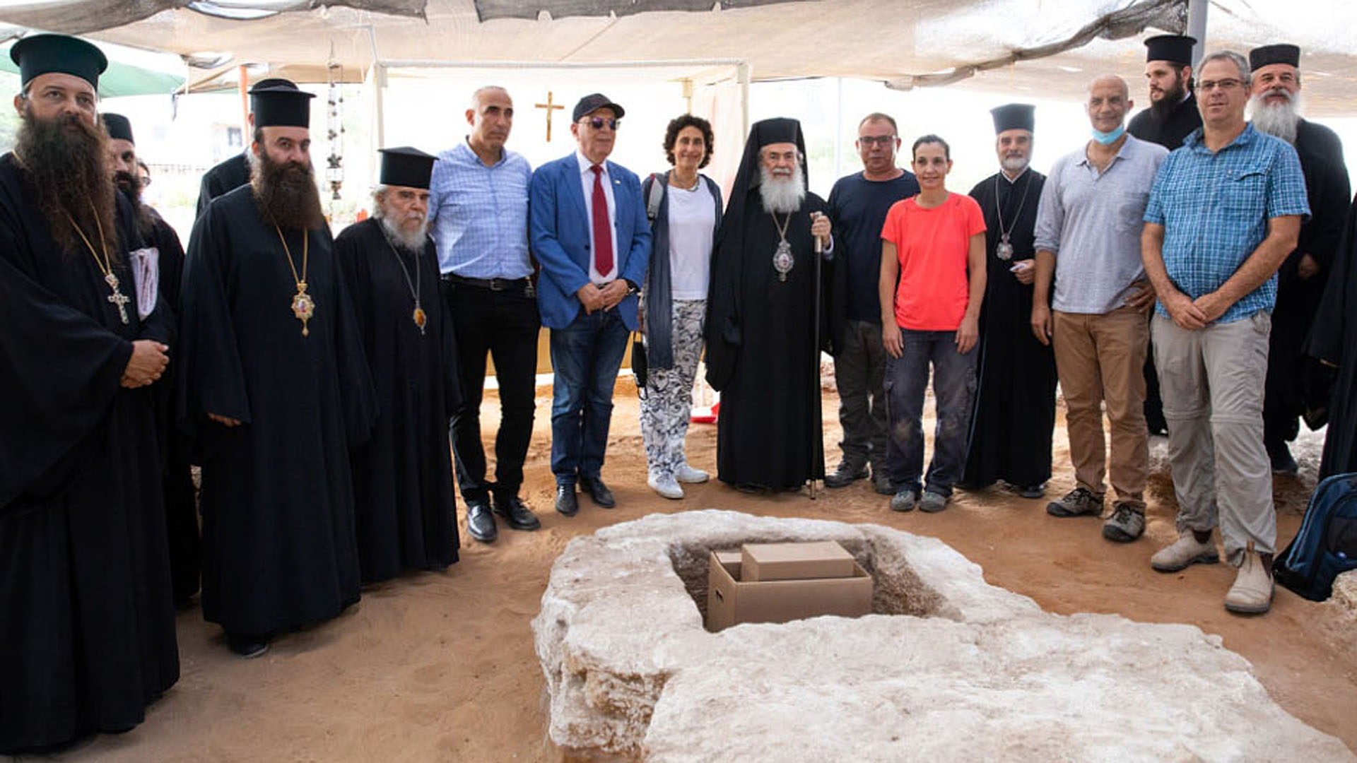 Archäologen und Würdenträger bei der kirchlichen Zeremonie