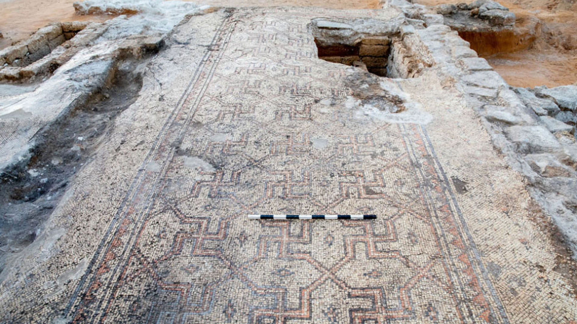 Mosaikboden mit zwei Gräbern