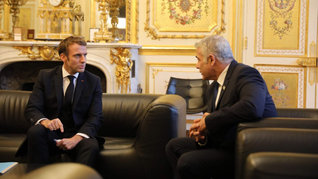 Tauschten auch Blicke aus: Der französische Präsident Macron (l.) und Israels Außenminister Lapid