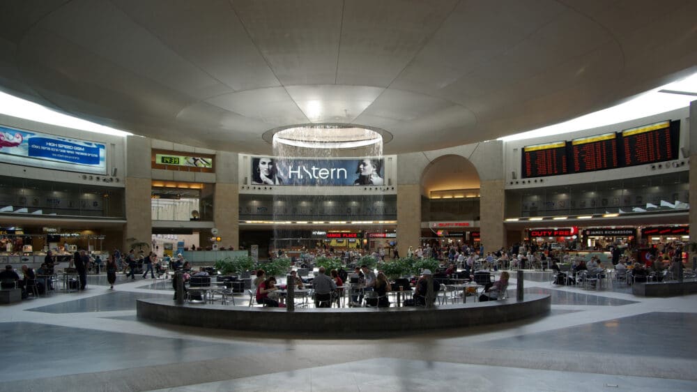 Die Wartehalle des Ben-Gurion-Flughafens