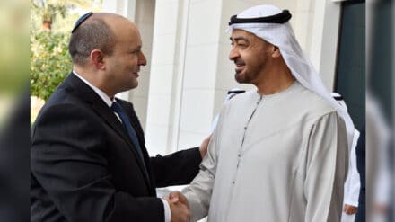 Nafatli Bennett mit dem emiratischen Kronzprinzen Bin Sajed am 13.12.2021 beim ersten offiziellen Besuch eines israelischen Premiers in den Emiraten.