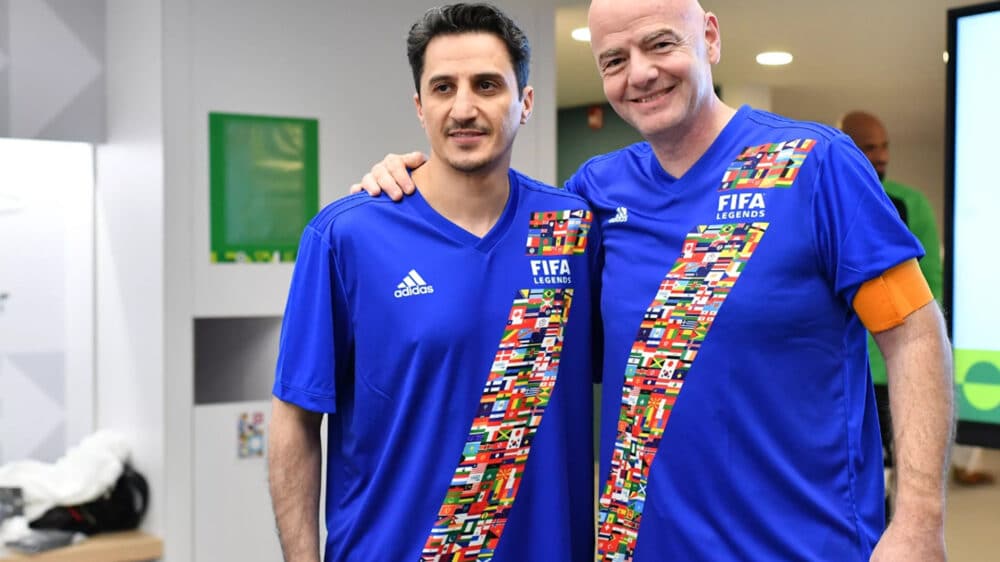 FIFA-Chef Infantino bei einem Event-Spiel in Doha mit dem saudischen Spieler Al-Tewjar am 18.12.2021