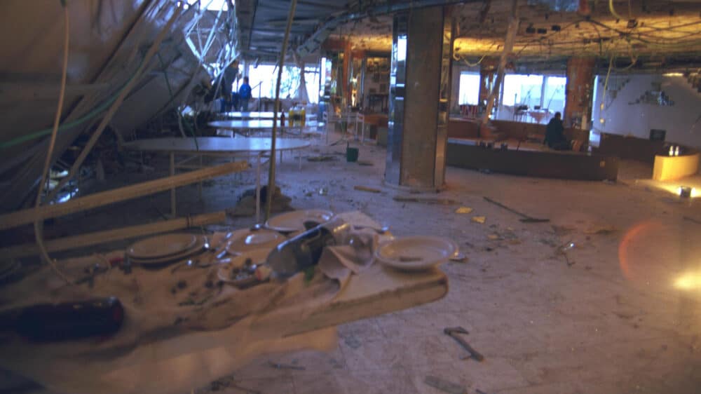 Der zerstörte Speisesaal des Park-Hotels nach dem Anschlag von 2002