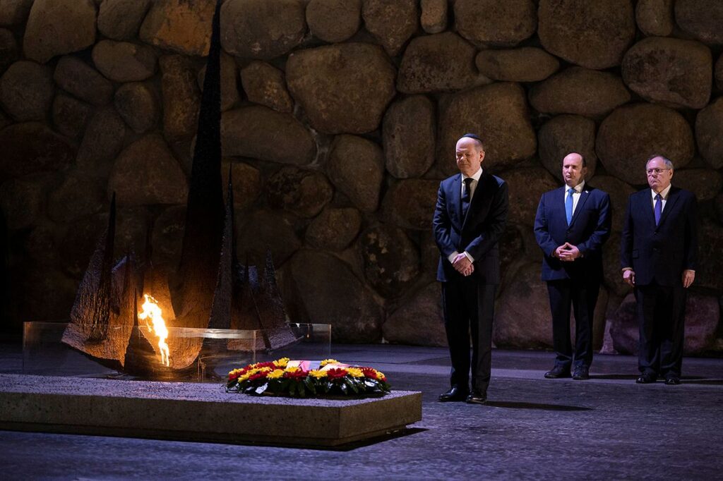 Bundeskanzler Scholz besucht mit Israels Premier Naftali und Leiter Dayans die Jerusalemer Holocaust-Gedenkstätte Yad Vashem