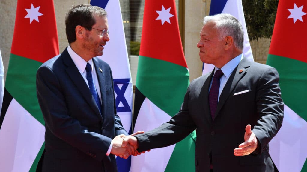 Der jordanische König Abdullah II. begrüßt den israelischen Präsidenten Herzog