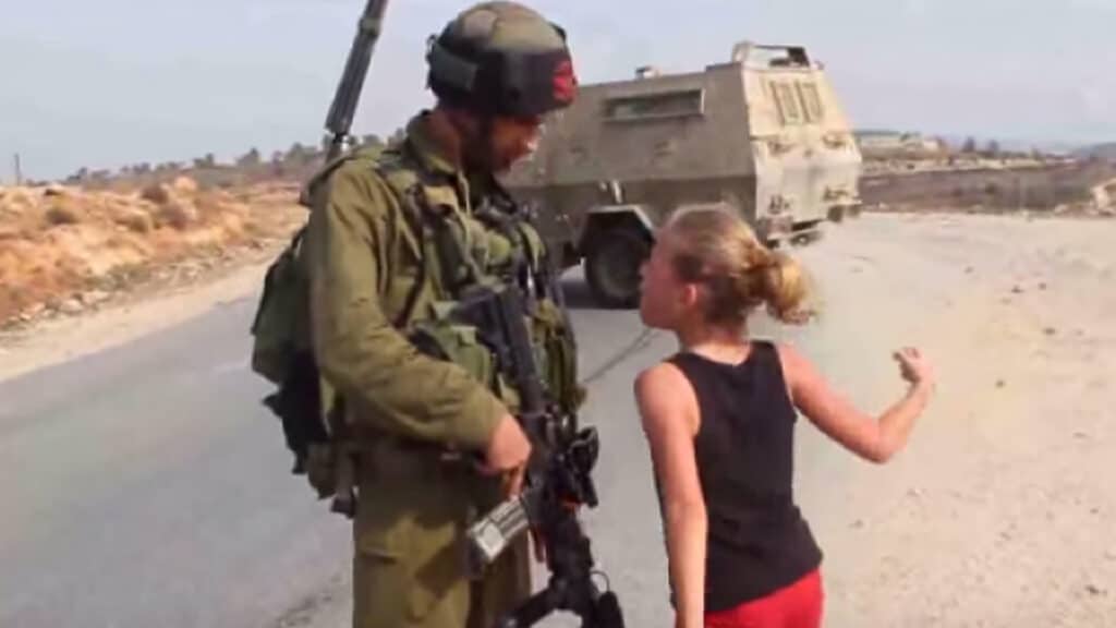 Die Palästinenserin Ahed Tamimi provoziert einen Soldaten