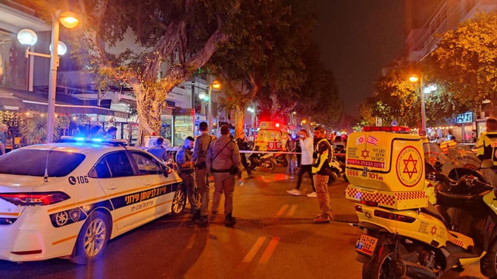 Rettungsfahrzeuge vor der Kneipe in der Dizengoffstraße