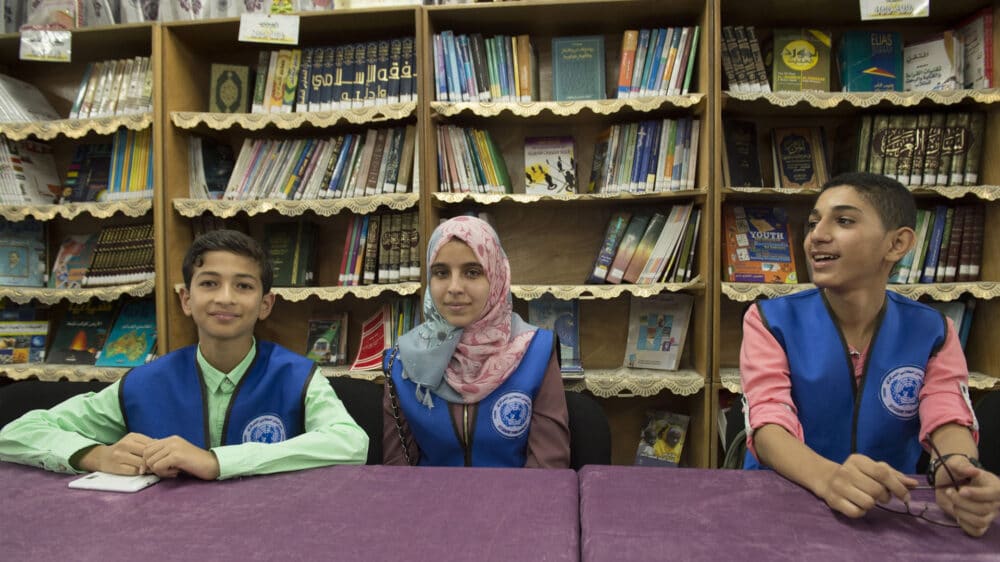 Schüler in Gaza vor einem Bücherregal_Juni 2016