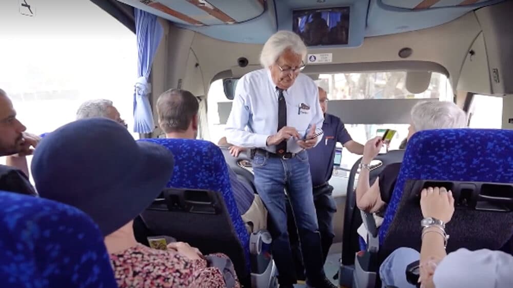 Armando Schagav als Fahrkartenkontrolleur im Bus