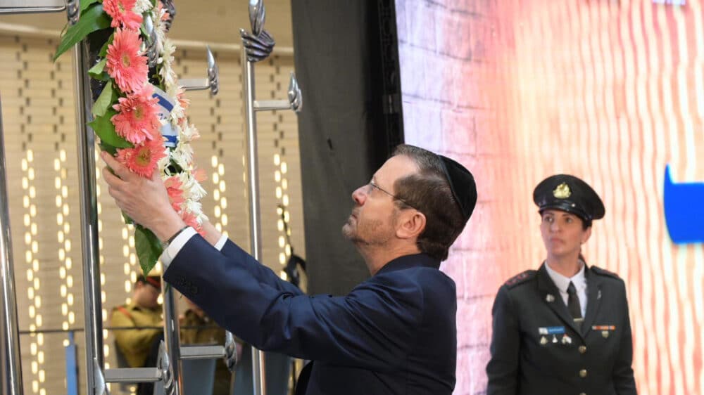 Israels Präsident Herzog legt zum Jom HaSikaron einen Kranz nieder
