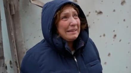 Die Mutter von Tatiana Goldin vor ihrem beschädigten Haus in Mariupol