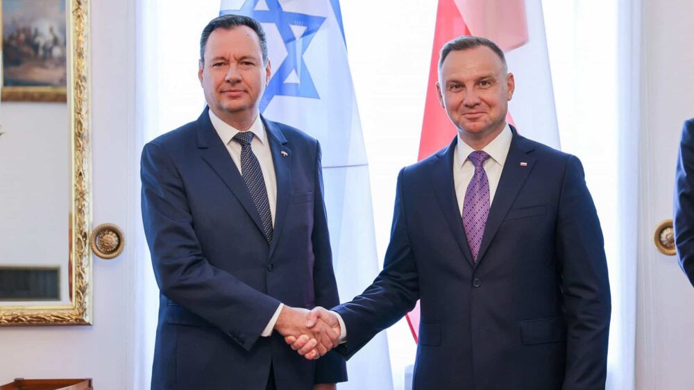 Israels Botschafter in Polen, Jacov Livne, und der polnische Präsident, Andrzej Duda
