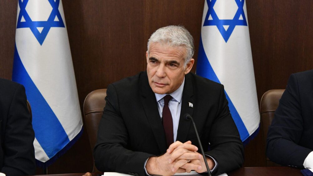 Premier Lapid bei seiner ersten Kabinettssitzung