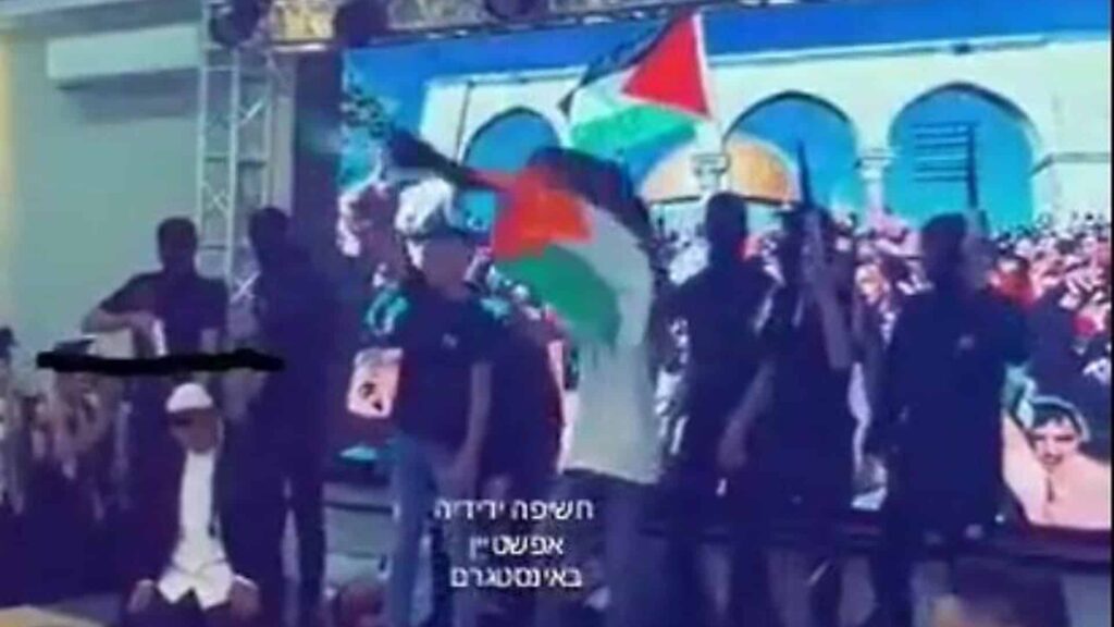 Ein Video geht viral: Palästinensische Schüler exekutieren schauspielerisch Juden auf der Schulbühne