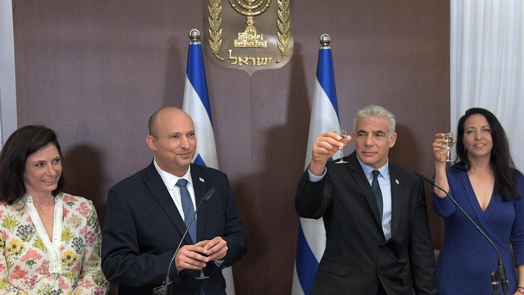 Übergabe des Premier-Amtes: Gilat und Naftali Bennett übergeben an Jair und Nihi Lapid