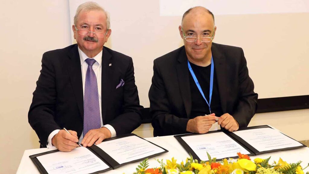 Der Präsident der Fraunhofer-Gesellschaft, Reimund Neugebauer, und der Vizepräsident der Universität Tel Aviv, Dan Peer, unterzeichnen den Innovationsvertrag