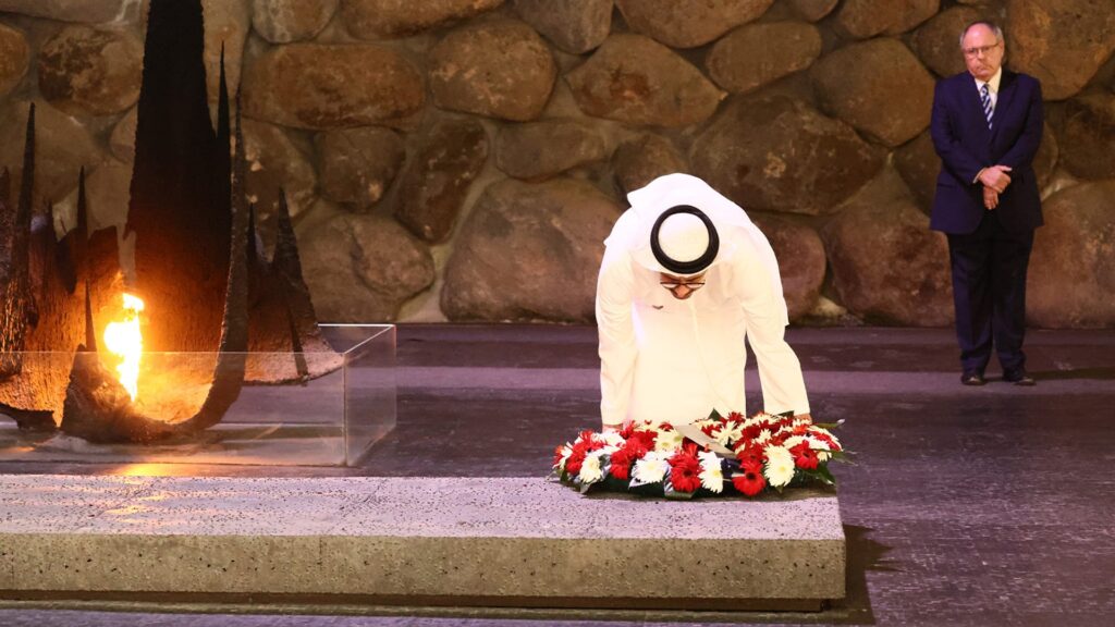 Der emiratische Außenminister Bin Sajed legt in Yad Vashem einen Kranz nieder. Im Hintergrund der Direktor von Yad Vashem Dani Dajan.