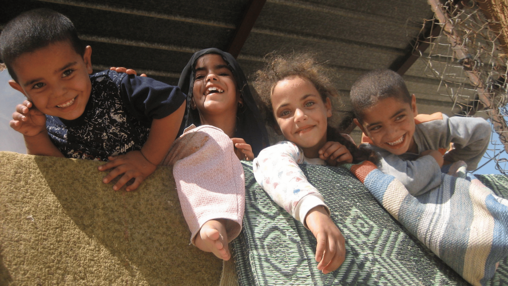 Beduinische Kinder beim Spielen