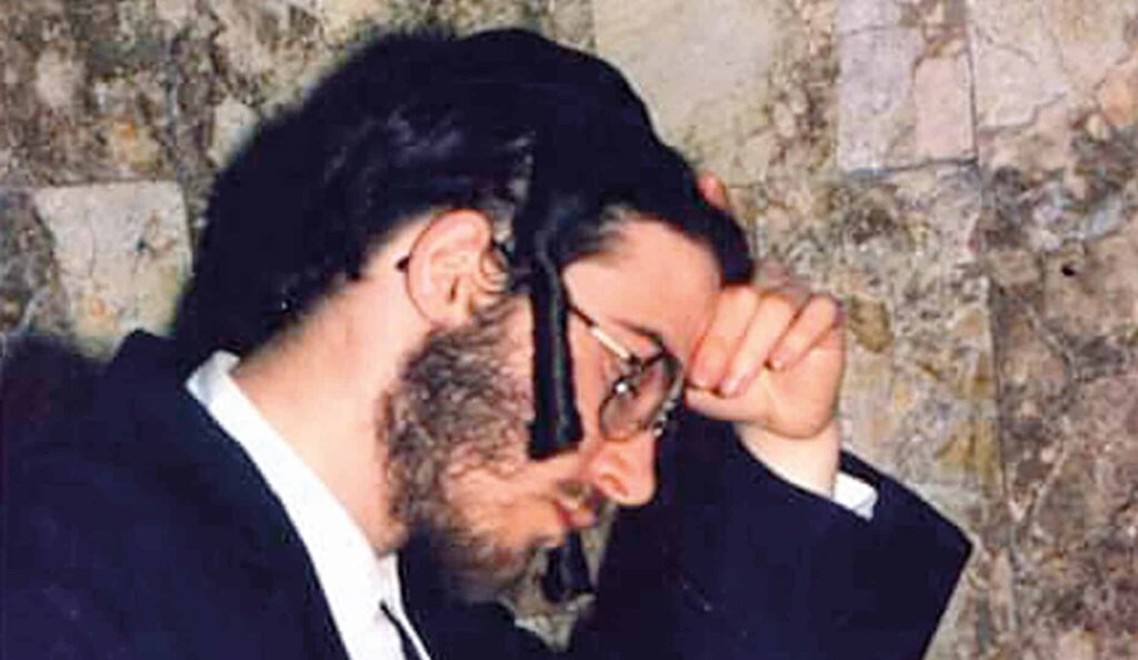 Klapholtz im Alter von Anfang 20 in einer Jeschiva, einer Talmud- und Toraschule
