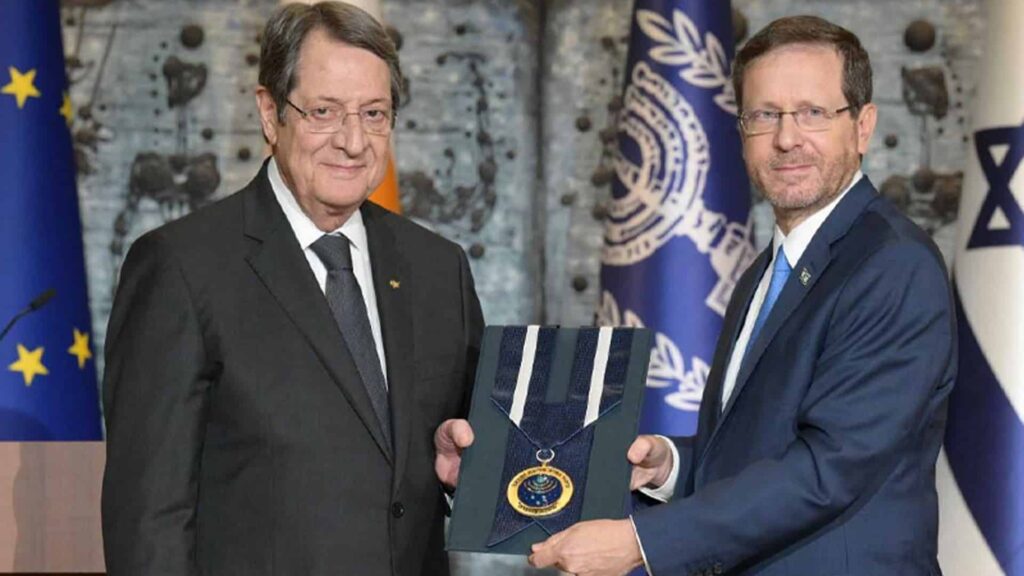 Herzog überreicht Zyperns Präsidenten Nicos Anastasiades die Ehrenmedaille