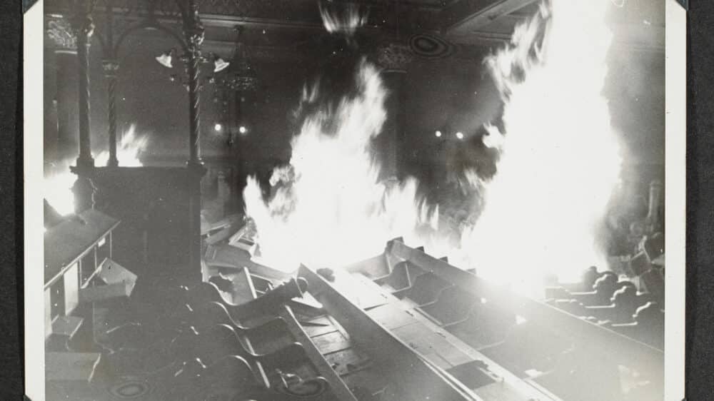 Neue Fotoaufnahmen der Pogromnacht von 1938 zeigen unter anderem die Zerstörung einer Synagoge in Nürnberg