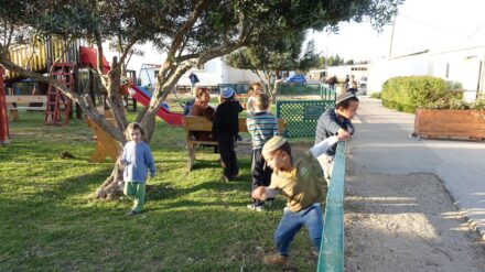 Siedler Kinder spielen auf einem Spielplatz