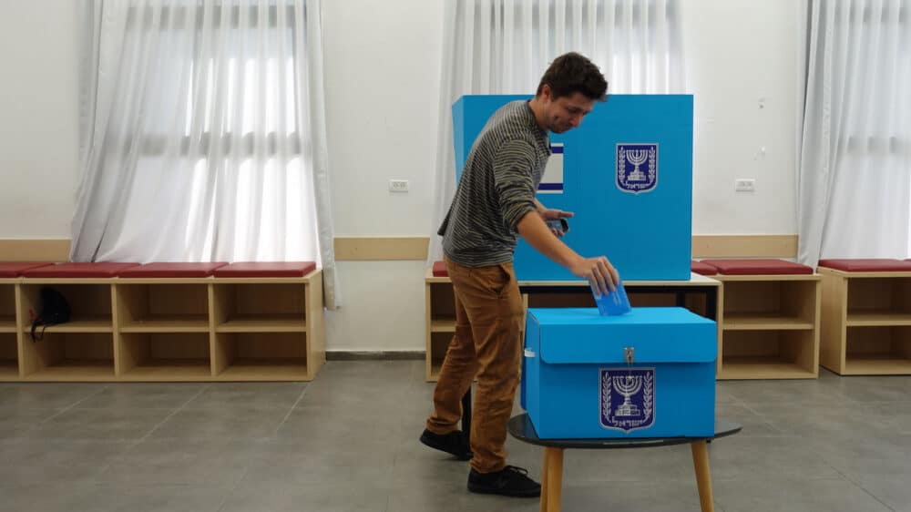 Ein Israeli gibt bei den Knessetwahlen 2022 seine Stimme ab