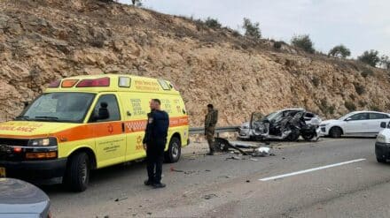 Unfallszene nach dem Terrorangriff bei Ariel