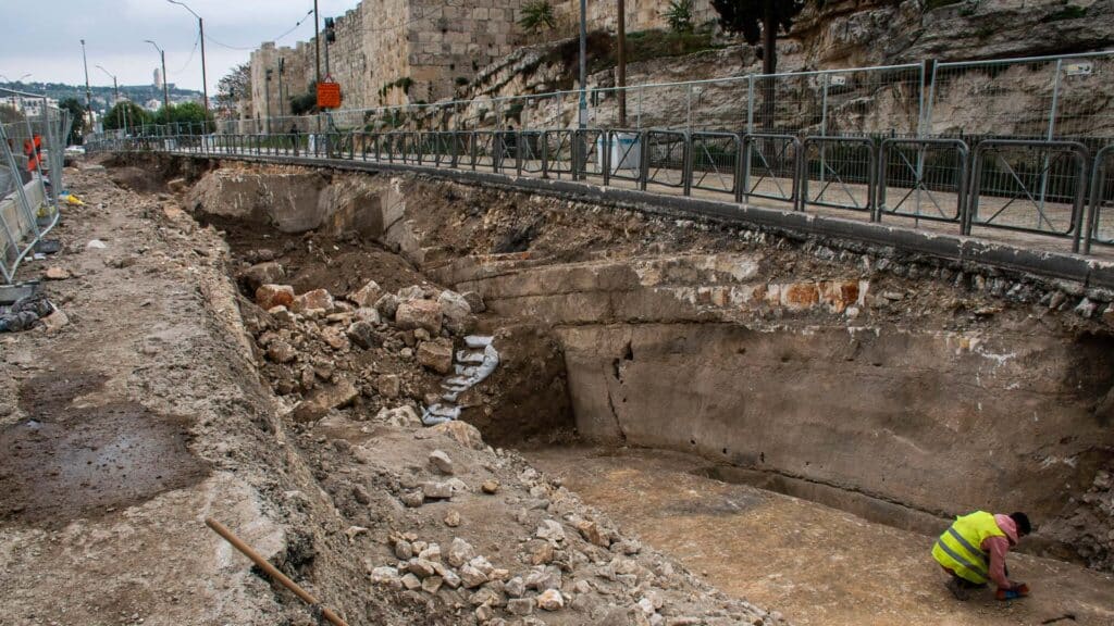 Archäologen haben an der Nordseite der Jerusalemer Altstadt einen Verteidigungsgraben freigelegt