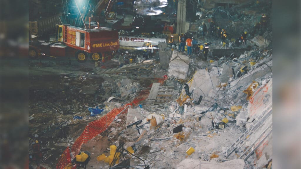 Nach dem Bombenanschlag untersucht das FBI die Trümmer im World Trade Center