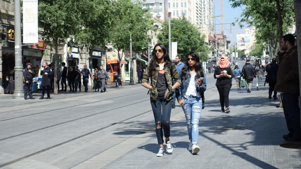 Passanten auf der Jaffa-Straße in Jerusalem