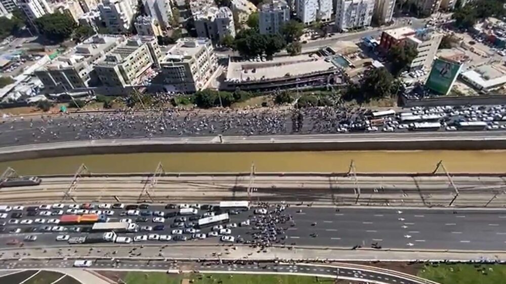 Gegner der Justizreform blockierten am 09. März 2023 eine Zufahrtsstraße zum Ben-Gurion-Flughafen