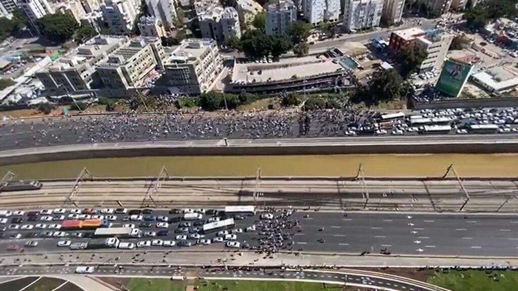 Gegner der Justizreform blockierten am 09. März 2023 eine Zufahrtsstraße zum Ben-Gurion-Flughafen