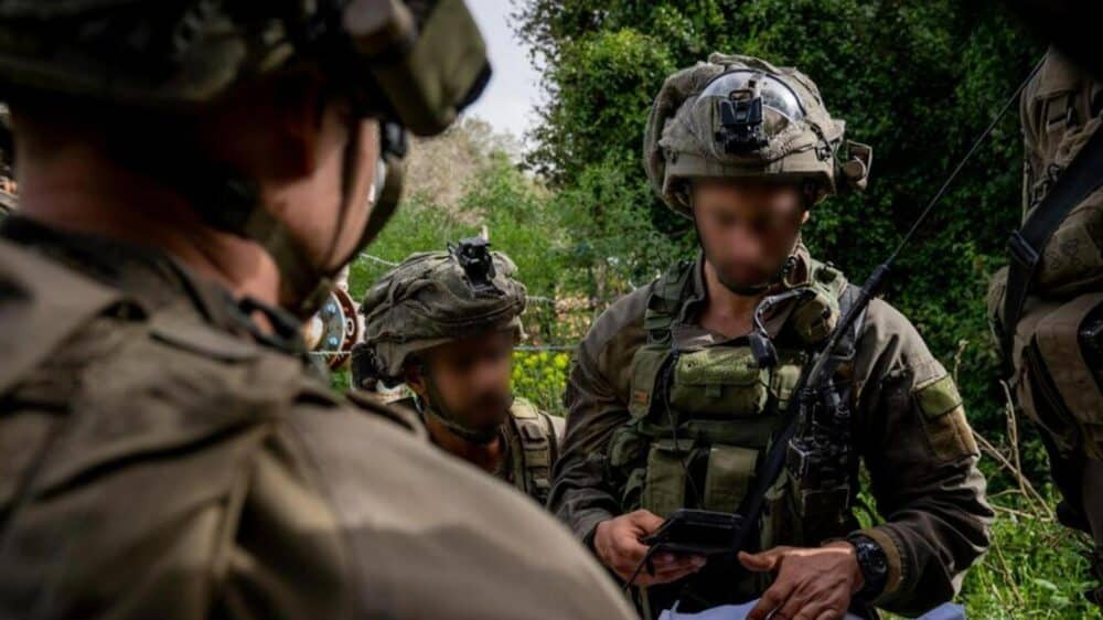 Nach der Explosion eines Sprengsatzes an einer Schnellstraße durchsucht die Armee die Gegend an der Nordgrenze