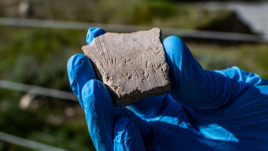 Ein Wanderer hat in Israel eine Tonscherbe gefunden, die den persischen König Darius I. erwähnt