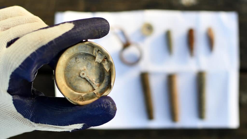 Archäologen haben einen Kompass gefunden, der vermutlich einem Kämpfer des Konvois der 35 gehört hat