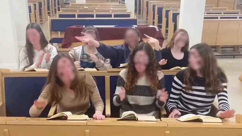 In einem Purim-Video nehmen die Schülerinnen orientalische Juden aufs Korn