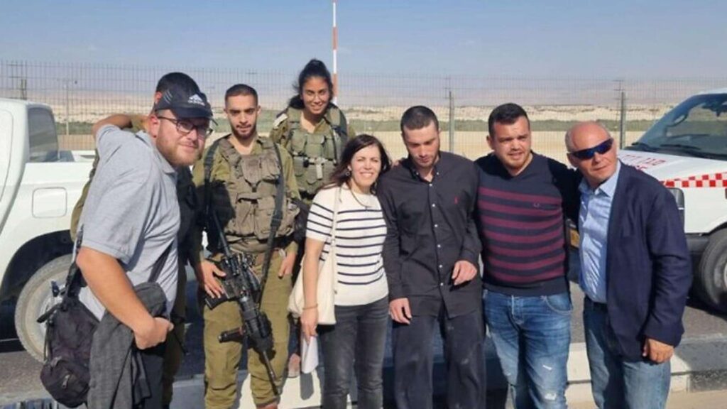 Wiedersehen nach zwei Jahren: An der Grenz zu Jordanien nahm die Familie den vermissten Israeli in Empfang