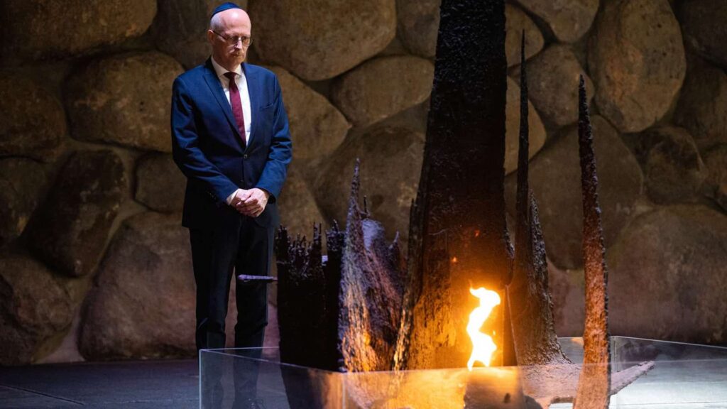 Innehalten in Yad Vashem: Bundesratspräsident Peter Tschentscher vor einer symbolischen Flamme des Gedenkens in der internationalen Holocaust Gedenkstätte.