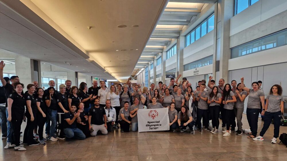 Freudige Erwartung: Die israelisch Delegation kurz vor dem Abflug zu den Special Olympics nach Berlin