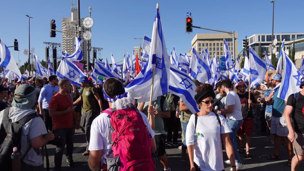 In Jerusalem kamen am Montagnachmittag viele Menschen zum Protest gegen die Justizreform zusammen