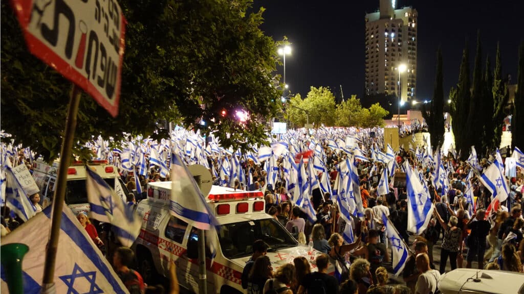 Gedränge mit Fahnenmeer: Viele Gegner der Justizreform kamen am Samstag in Jerusalem zusammen