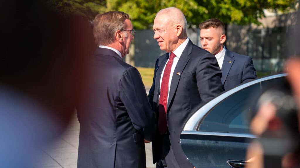 Herzliche Begrüßung: Der deutsche Verteidigungsminister Pistorius empfängt seinen israelischen Amtskollegen Gallant im Bendlerblock