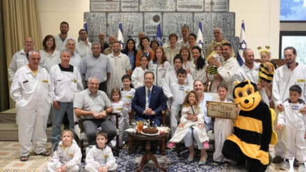 Staatspräsident Herzog empfängt Bienenzüchter